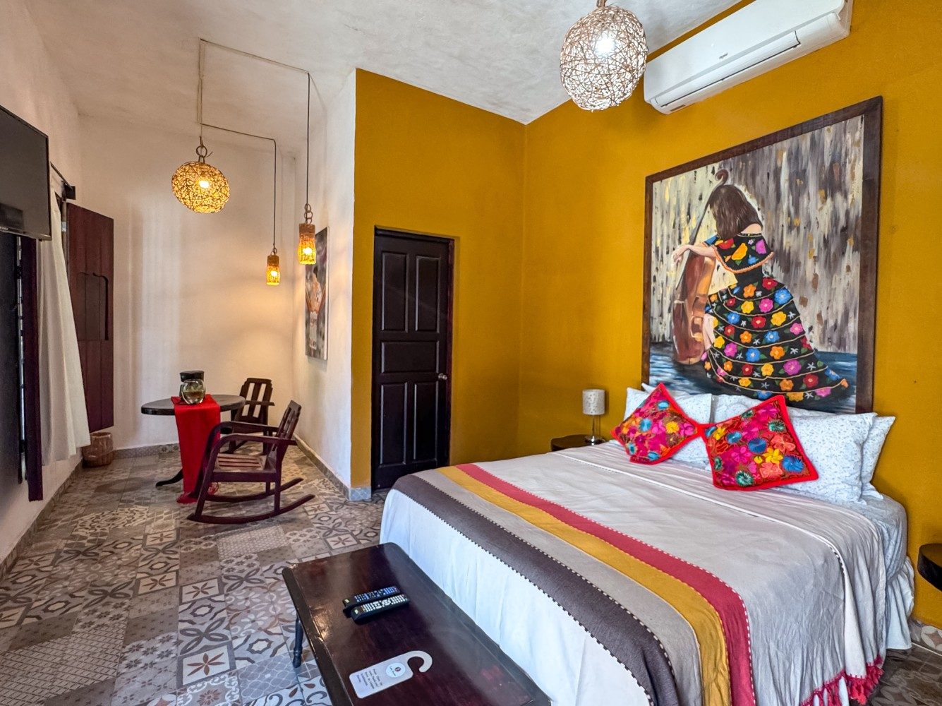 Habitación Triple Comfort con muro amarillo