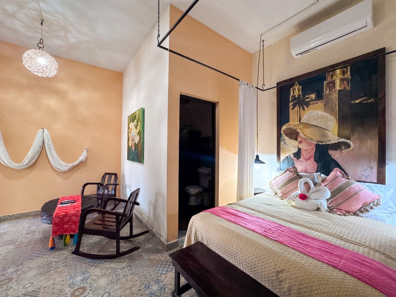 Habitación con pintura de arte popular
