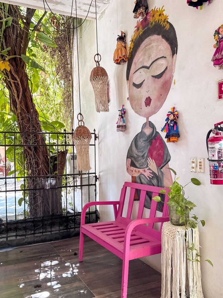 Patio con mural y banca