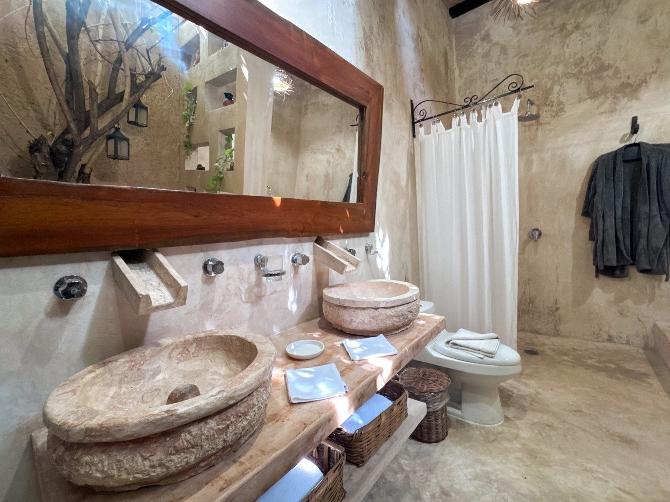 Baño con lavabos de piedra tallada