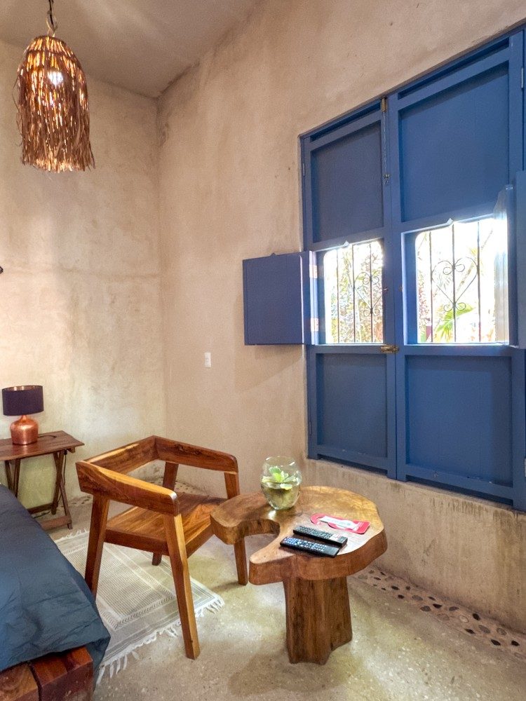 Rincón de lectura junto a ventana azul