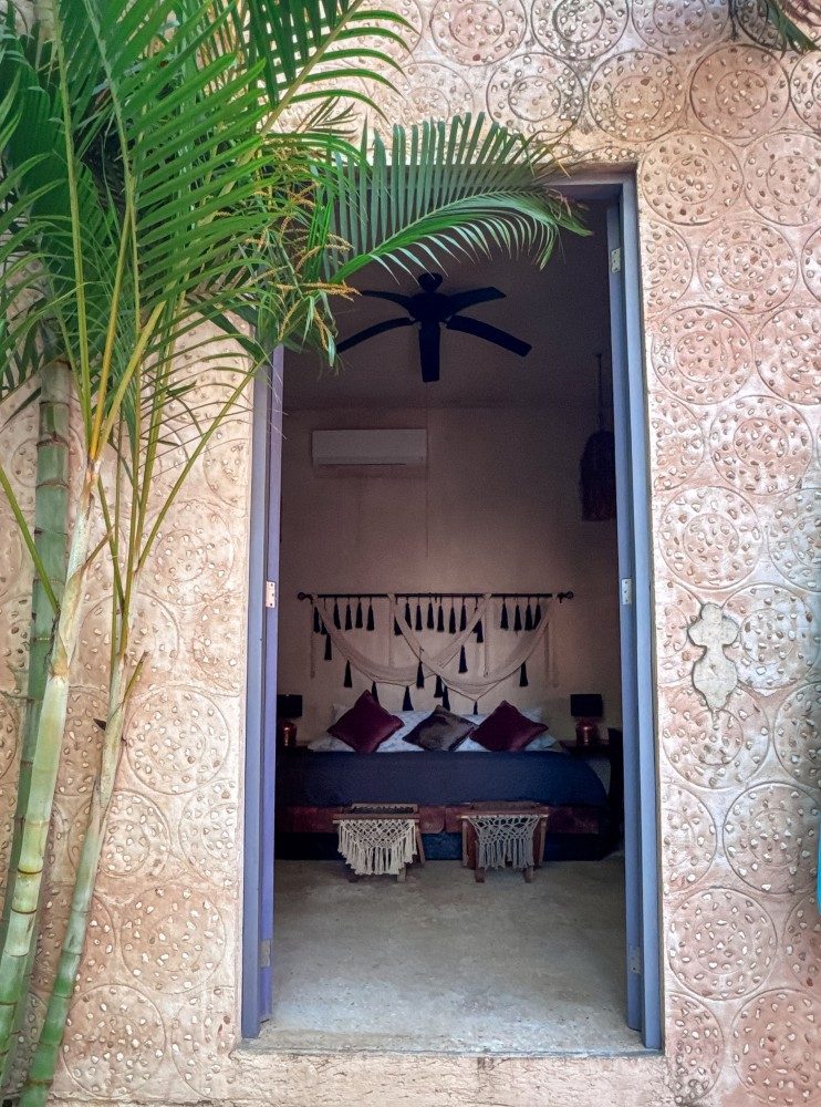 Portal de piedra hacia una habitación